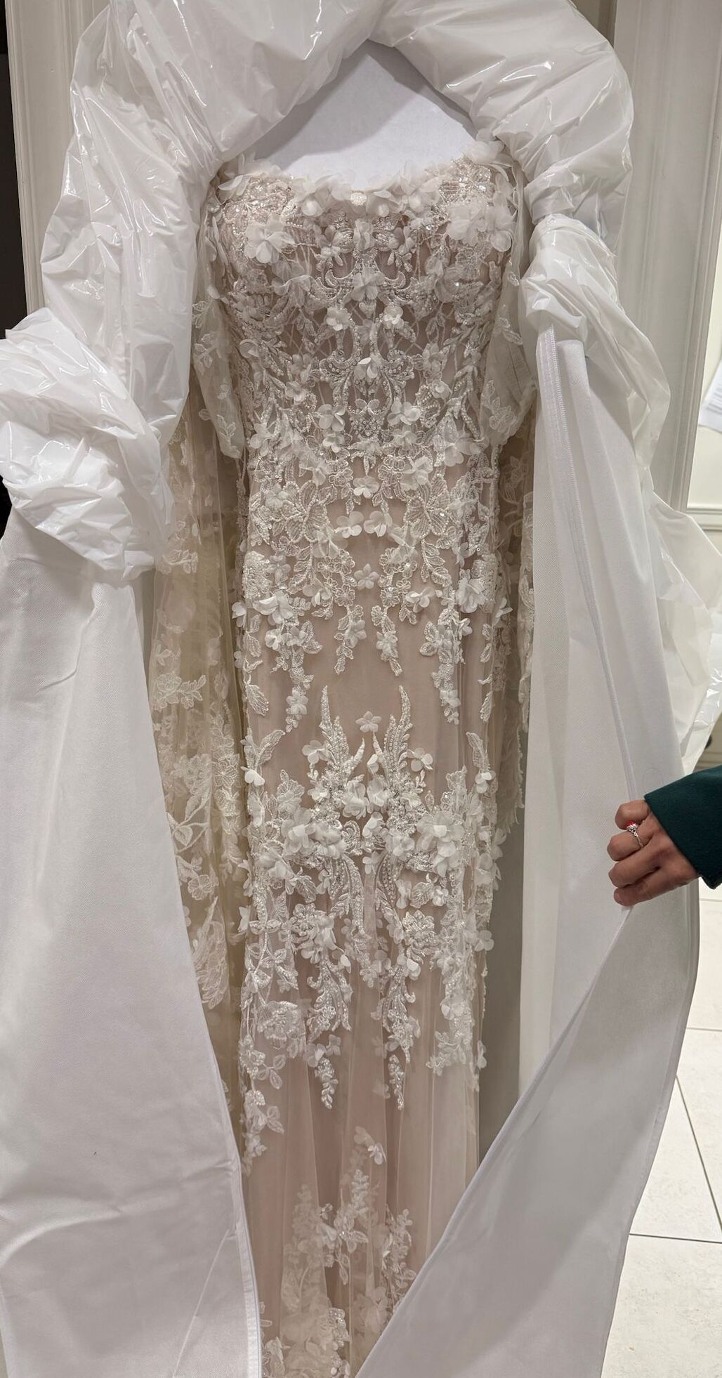 Detalle de pedrería y canutillos en vestido de novia